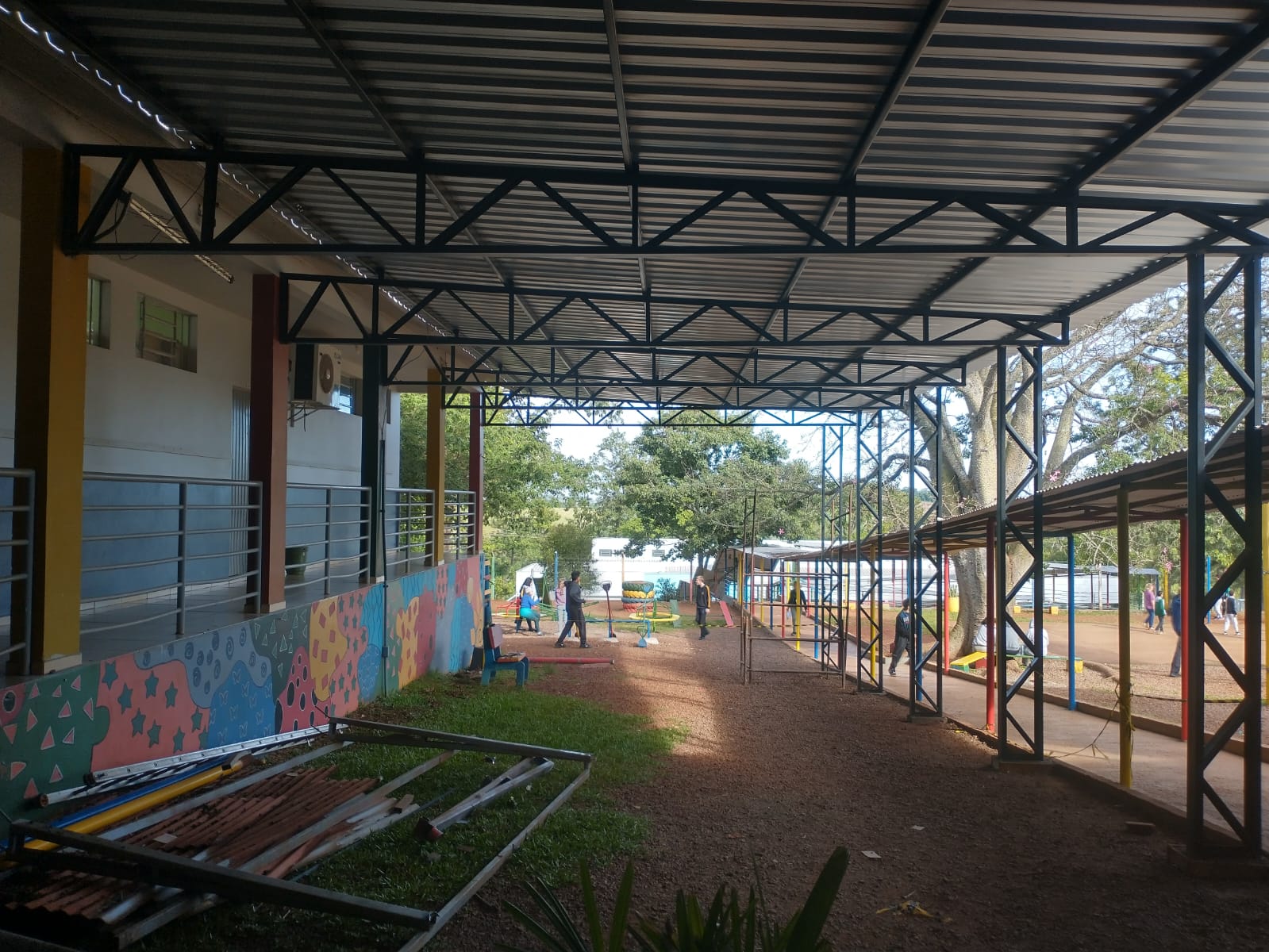 Cobertura metálica com treliças - escola