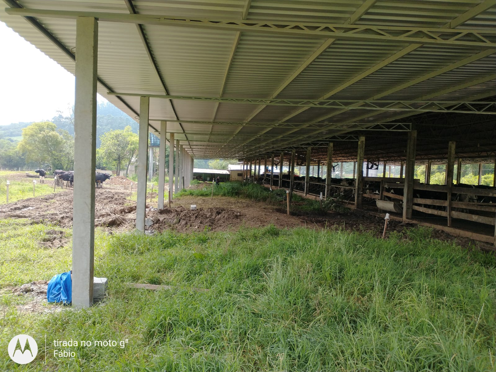 Portão com fechamento metálico